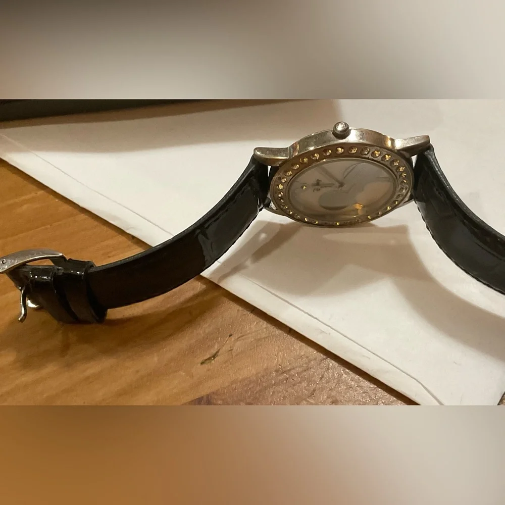 Disney:Pearlized back round with silver top of Mickey head on watch face w/ CZ.